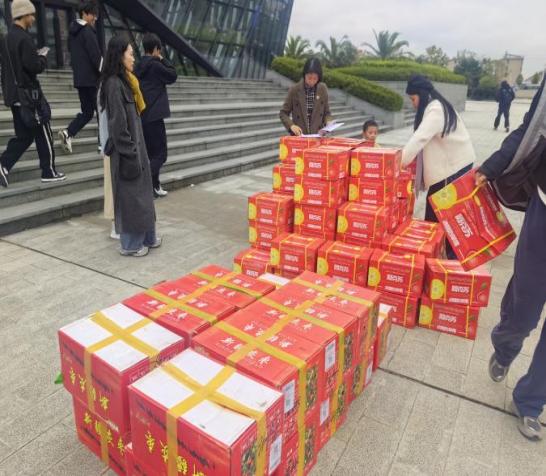 精准帮扶担使命——我校工会为教职工发放西部助农产品