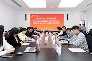 台州校友会向母校捐赠水晶雕作品共贺四十华诞