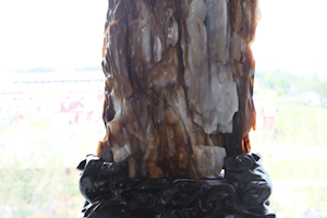 校友情深，玉石寄意：我校校友王志仁向母校捐赠  “中流砥柱”玉石艺术品