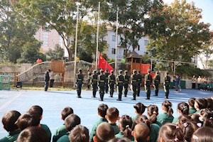 铿锵正步踏入童真世界 鲜红旗帜飘扬爱国初心